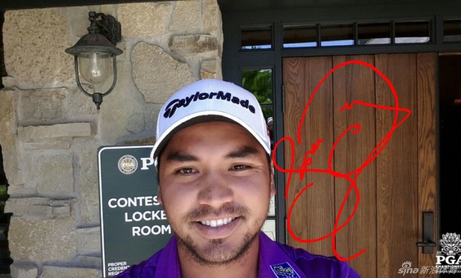 一位高尔夫球手正全神贯注地目送小白球飞向远方，身体姿态保持着完美的挥杆收势