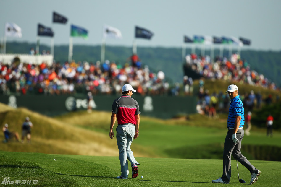 乔丹·斯皮思目光坚定地站在发球台，准备挥出关键一杆