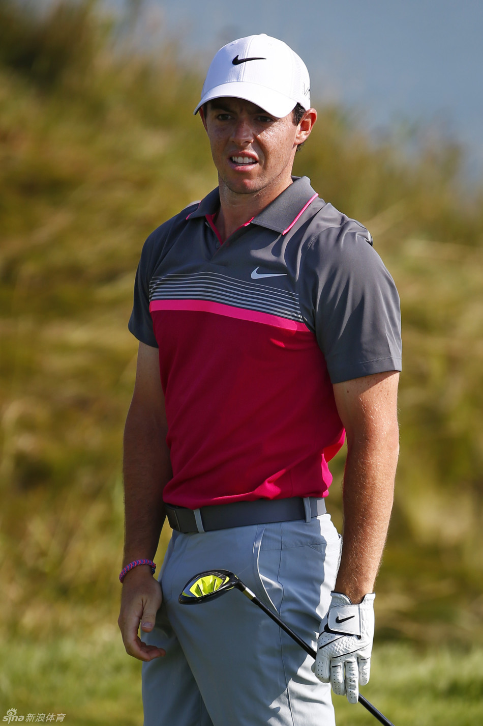 斯皮思与麦克罗伊在球道上并肩而行，展开一场无声的较量