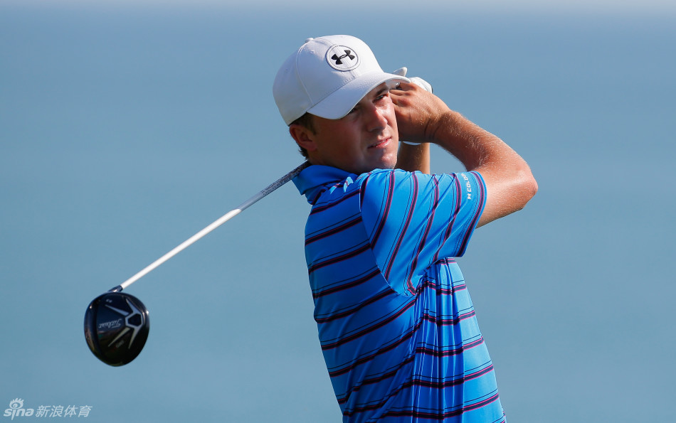 乔丹·斯皮思在密歇根湖背景前全神贯注地观察果岭线