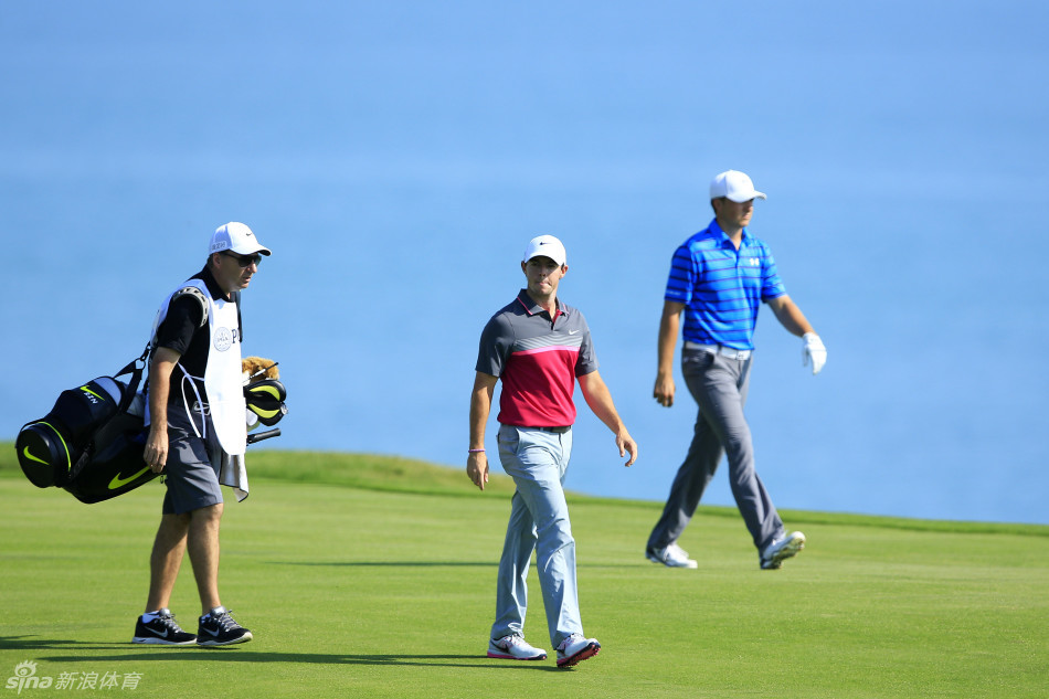 对决结束后，斯皮思与麦克罗伊友好握手，英雄相惜