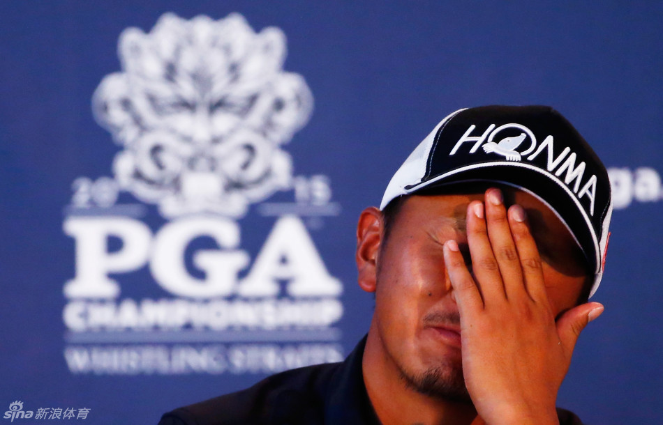 岩田宽在球道上大力挥杆，身体扭转充满力量，阳光勾勒出他专注的侧影，小白球正向远方的果岭飞去。