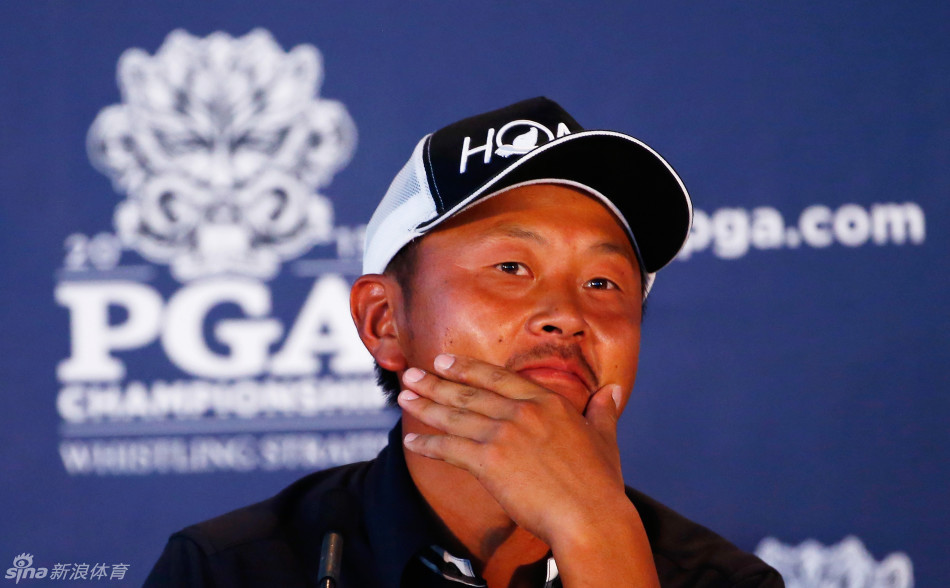 岩田宽在呼啸峡球场果岭上专注地观察推杆线路，背景是广阔的湖景与天空，他的眼神中充满了对创造历史的渴望。