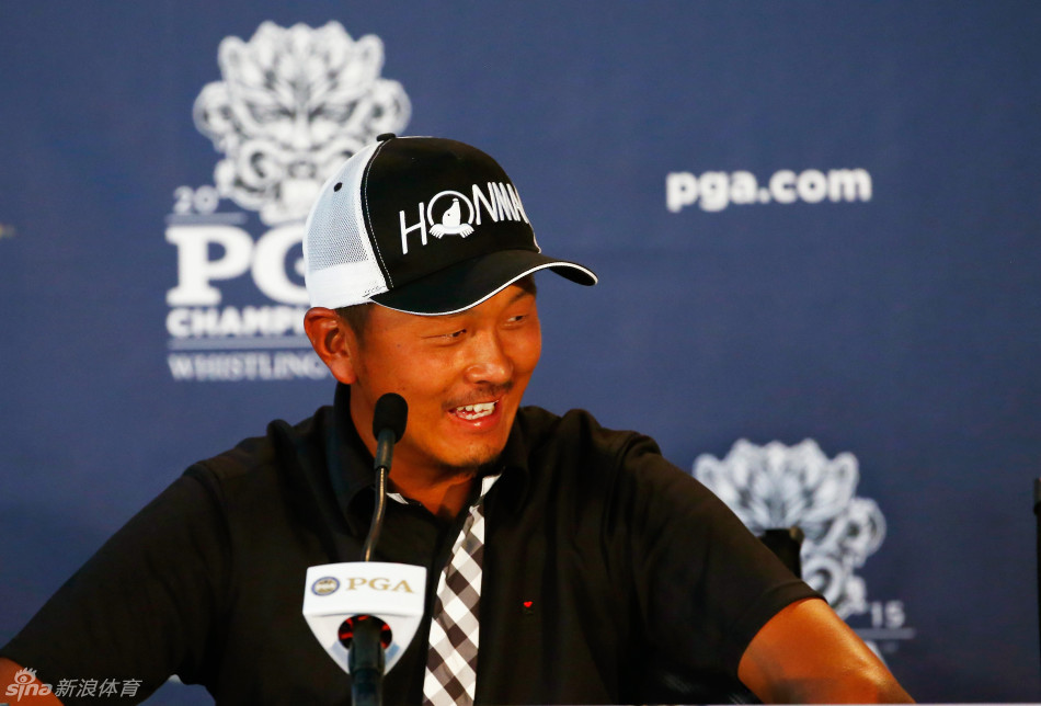 岩田宽推杆进洞后，握拳露出灿烂笑容，周围模糊的观众身影衬托出他此刻激动与喜悦的聚焦瞬间。