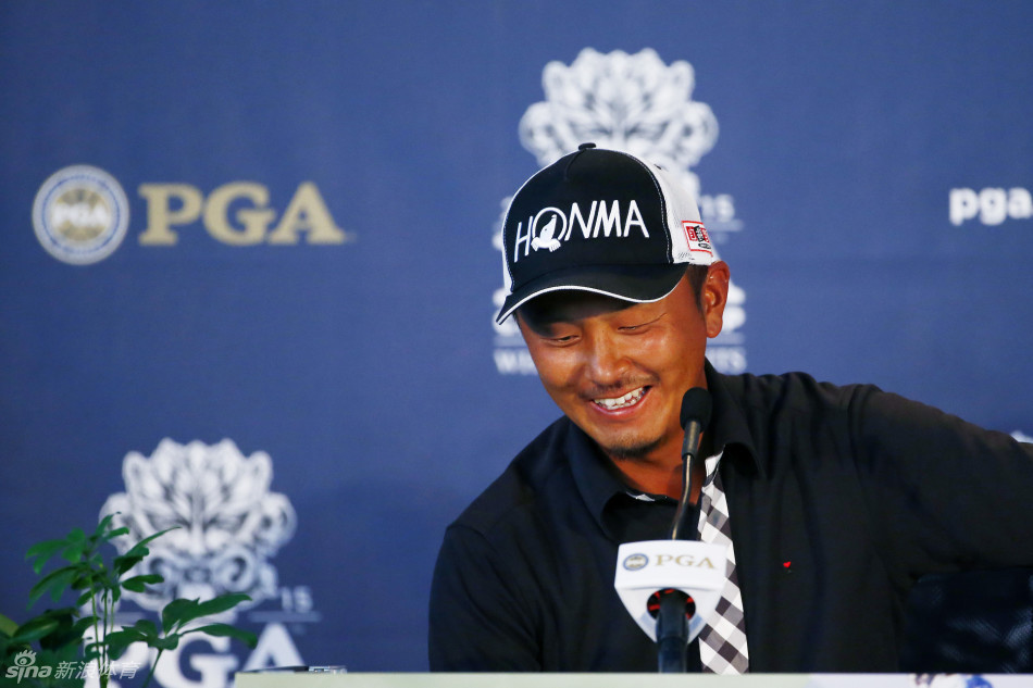 岩田宽在沙坑中救球，他屈膝站稳，沙尘微扬，展示了他精湛的短杆技术和应对复杂球位的冷静。