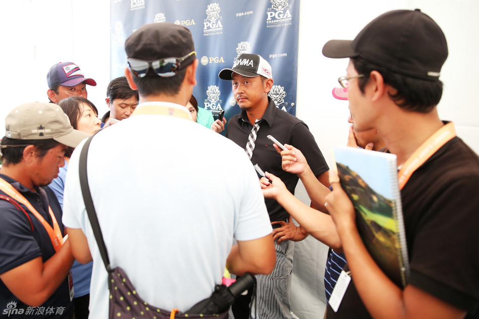 岩田宽背着球包行走在呼啸峡的球道上，身影坚定，仿佛正从昨日的阴霾走向今日的辉煌，背景是经典的球场风景。