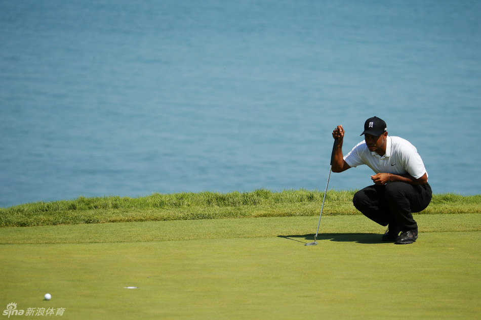 老虎与同组球员马丁·凯梅尔并肩行走在球道上,气氛看似轻松却暗藏竞技的张力