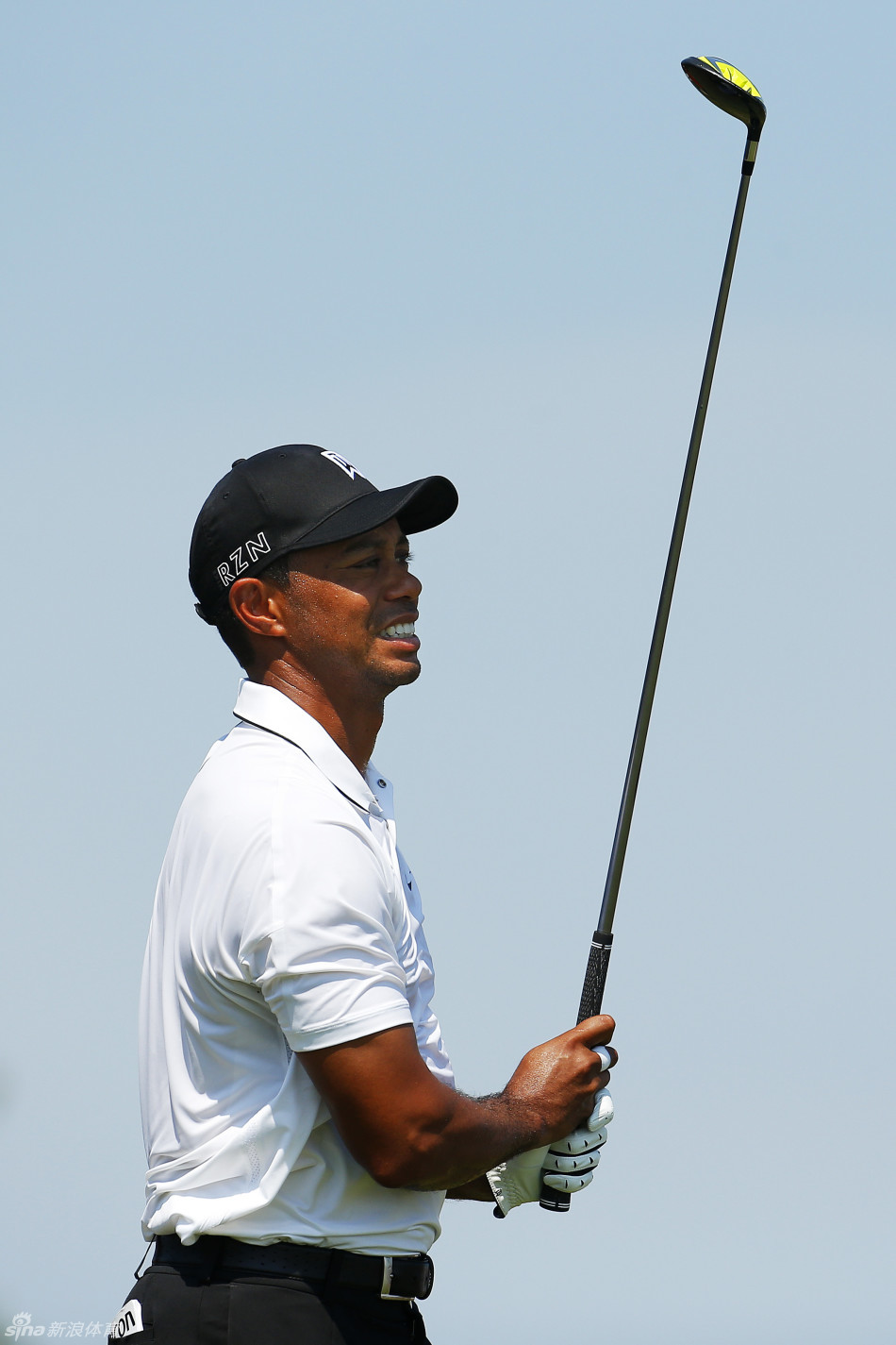 伍兹完成一次完美的全力挥杆,身体扭转至极致,力量与平衡在瞬间完美释放