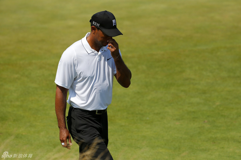 特写镜头捕捉到伍兹凝望远方的眼神,其中交织着坚毅、思索与未曾熄灭的斗志