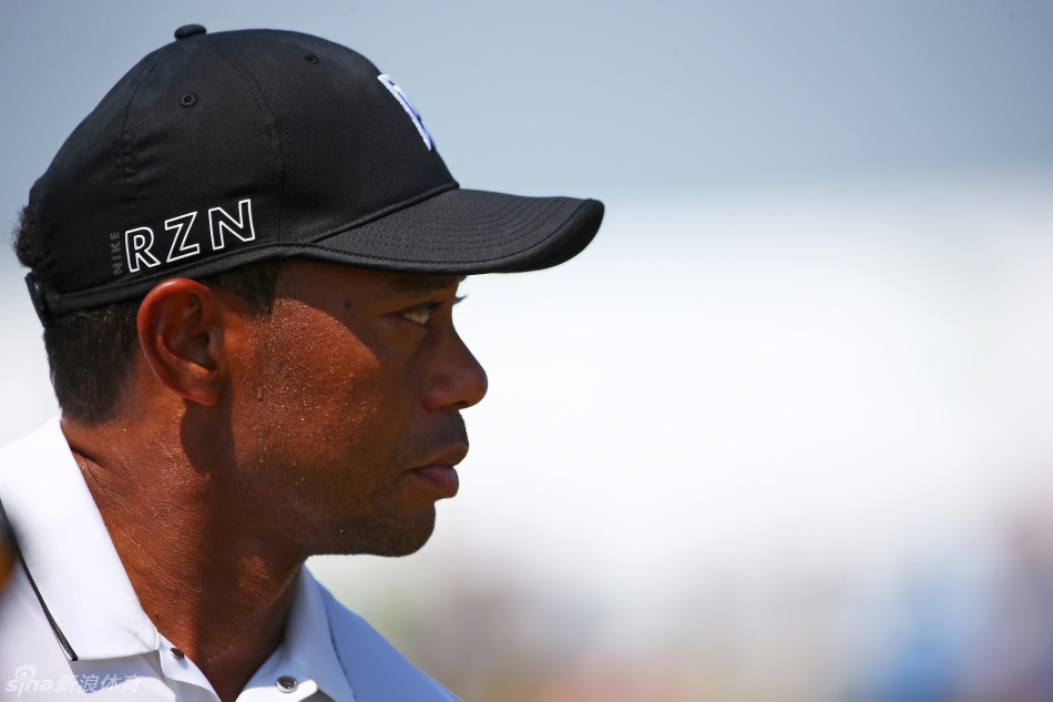 记分卡前,伍兹与球童专注核对成绩,成败得失皆化作笔下数字,严谨而专注