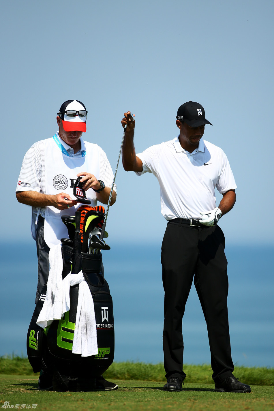 老虎伍兹的定制球包特写,独特的标志与设计细节诉说着他不羁的传奇生涯