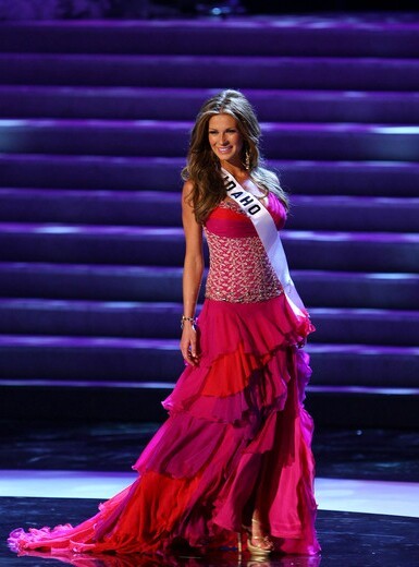 梅丽莎独自站在阳台眺望远方，晨曦中的身影宁静而深邃，仿佛在沉思中回顾过往、展望未来