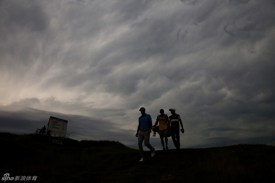 黑云犹如千军万马压向呼啸峡球场，湖面泛着不安的幽光，一场暴风雨蓄势待发，压迫感透过画面扑面而来。