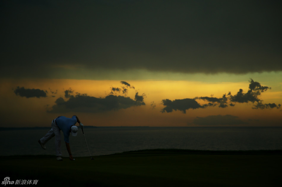 暴风雨前夕的呼啸峡，乌云密布，天地昏沉，只有球道固执地延伸向昏暗的湖岸，展现出大自然的原始力量。