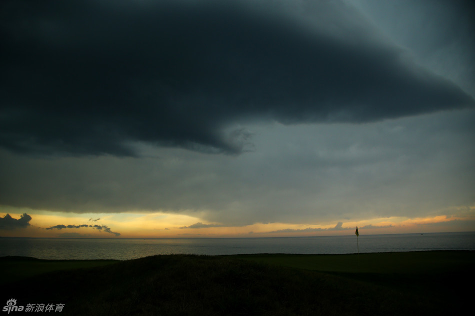 夕阳如熔金般洒在呼啸峡起伏的球道上，为草尖镀上金边，黄昏的魅力让激烈的赛事瞬间静谧而神圣。