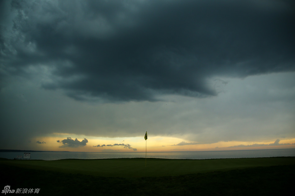 一位高尔夫球员在绚烂晚霞中优雅挥杆的完整剪影，身体曲线与球杆浑然一体，仿佛正在叩问天际。
