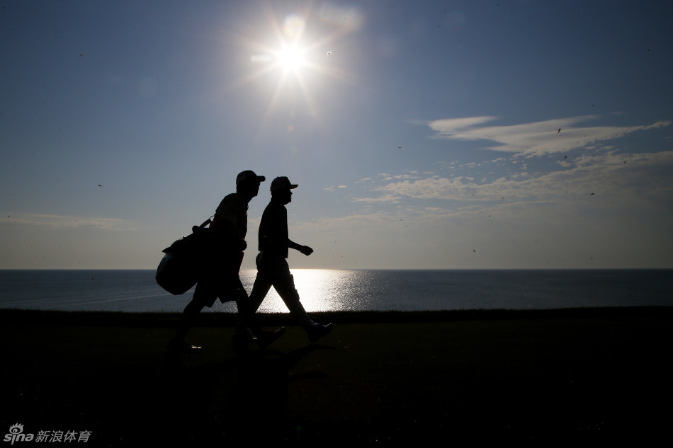 霞光万道，穿透云层，照耀在高尔夫球场的果岭与湖泊上，神圣的光芒仿佛为今天的比赛加冕。