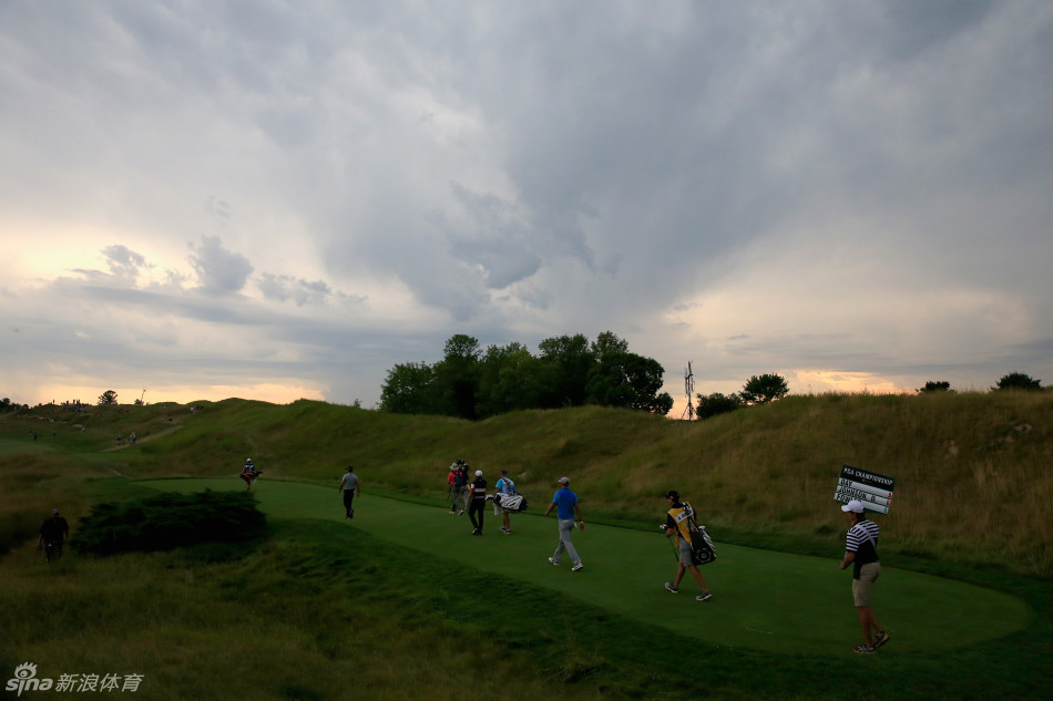 看台上人山人海的球迷汇聚成色彩的海洋，他们的期待与热情，是赛场上另一道澎湃的风景线。