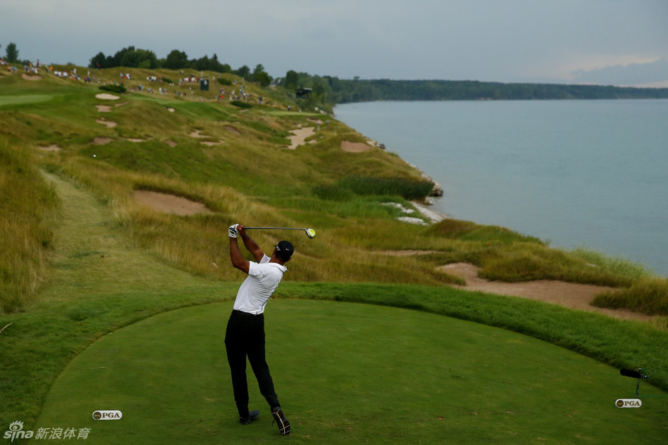 老虎伍兹在一号木开球瞬间，身体完全旋转释放，球杆与手臂形成一条完美的直线，力量与技巧在此刻凝聚。