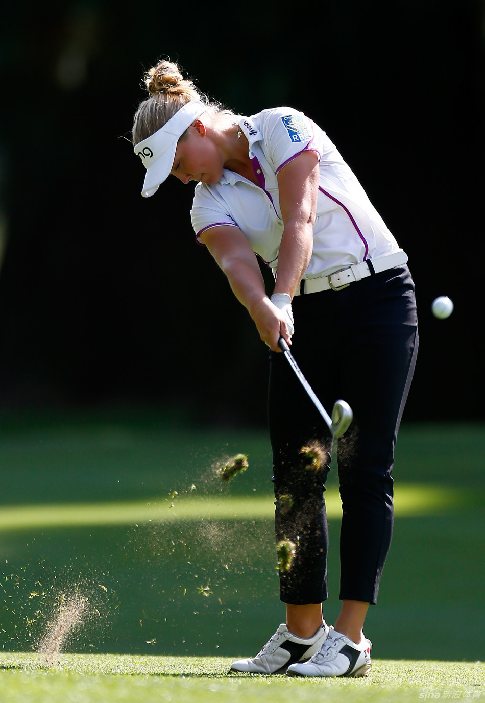 摩根·普雷塞尔在果岭上弯下腰，正以搞怪又认真的表情观察草皮起伏与坡度。