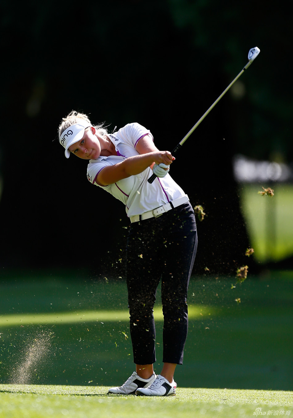 萨德纳·帕克斯在高尔夫球道上完成了一次教科书般的流畅全挥杆，身姿舒展。