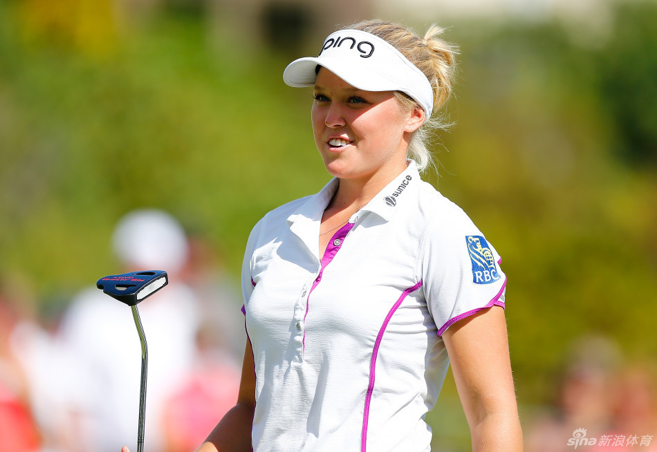 摩根·普雷塞尔为一次成功的推杆握拳庆祝，脸上洋溢着自信与胜利的喜悦。