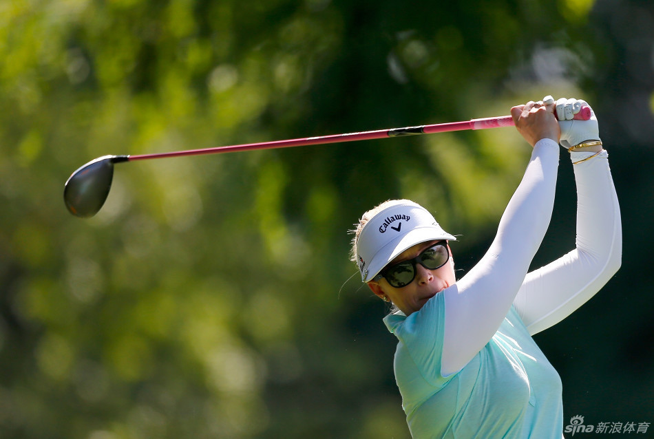 冠军奖杯在颁奖台旁熠熠生辉，静静等待本次比赛最终胜利者的捧起。