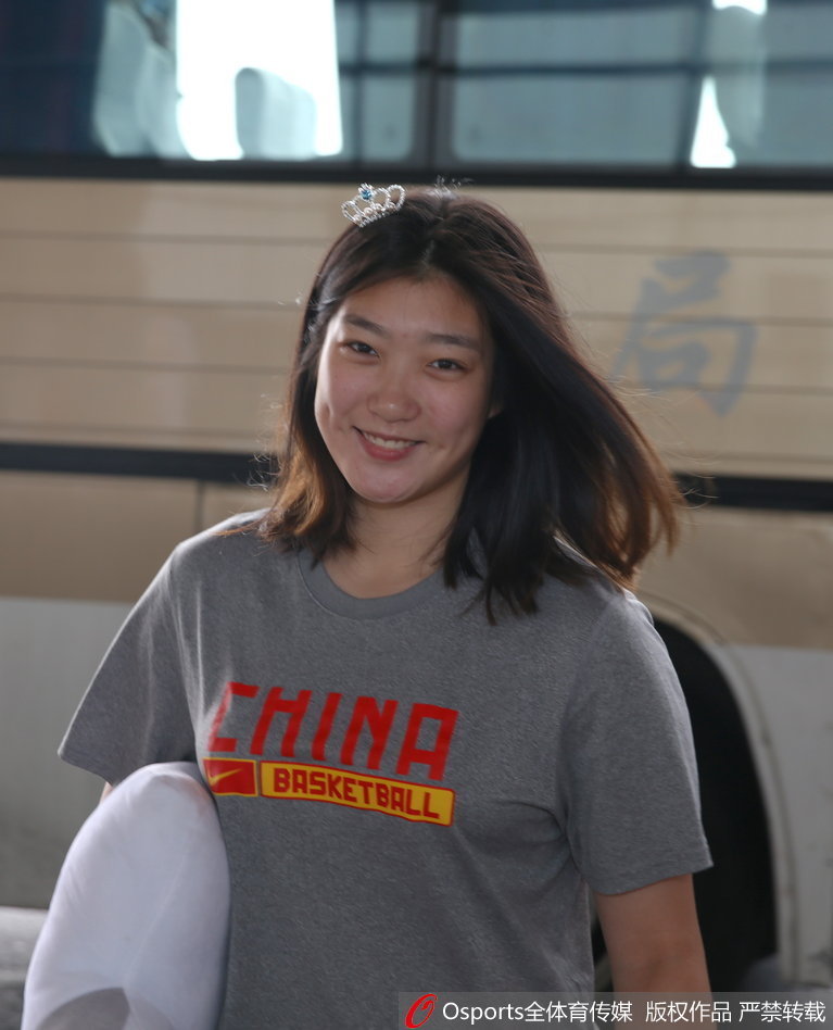 中国女篮抵达机场 李梦剪刀手萌态十足