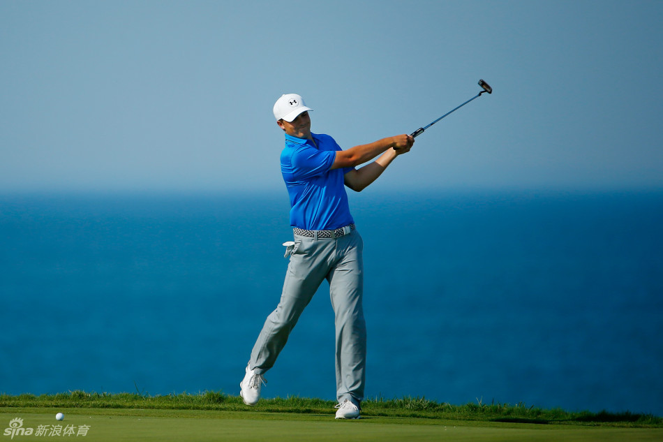 菲尔·米克尔森在长草困境中巧妙救球，展现其‘短杆魔术师’的非凡创造力