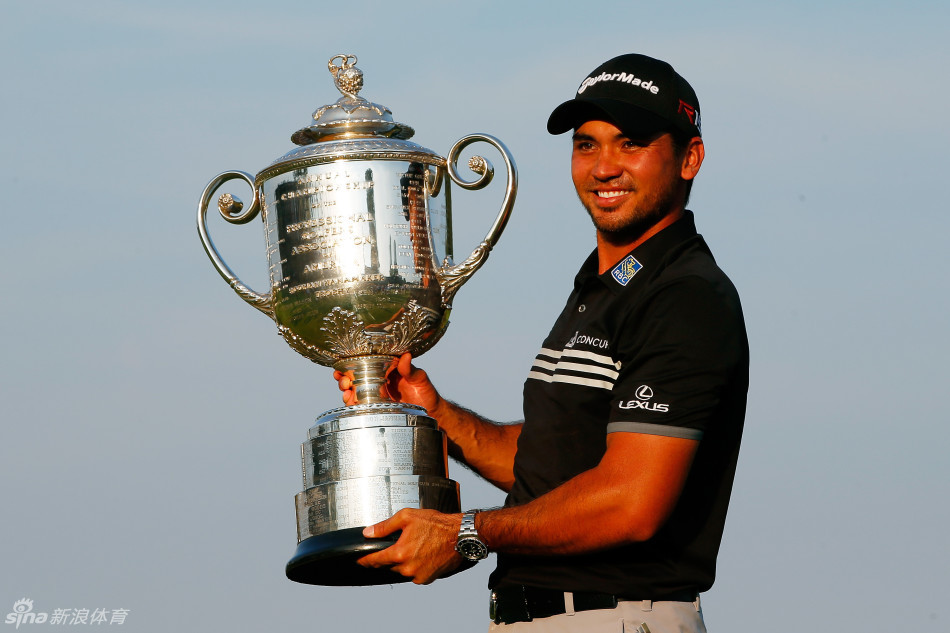 戴伊弯腰从洞杯中取出那颗具有历史意义的白色小球，他的动作轻柔而庄重，仿佛手中捧着的不是一颗球，而是他整个职业生涯的梦想结晶。