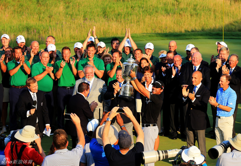 戴伊站在最终的计分板前，与团队成员紧紧相拥。他的脸上仍有泪痕，但笑容已经舒展，这一刻的拥抱是对团队辛勤付出的最高认可。