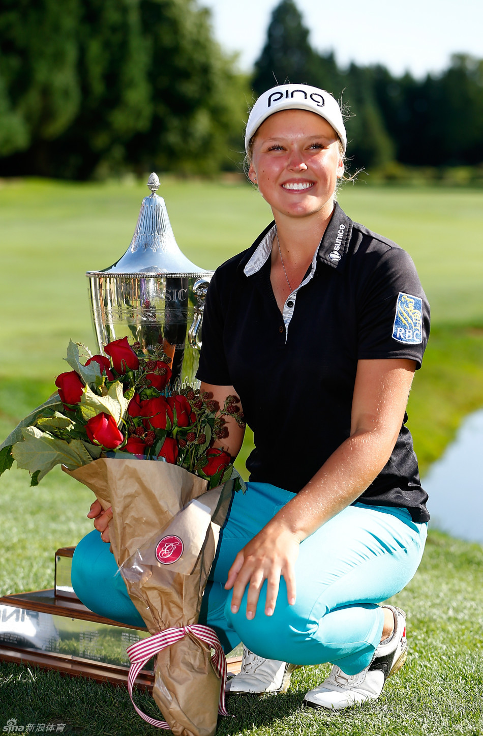 十七岁少女冠军绽放甜美笑容如夏日清风