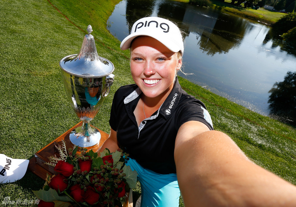 香槟洗礼庆祝胜利团队共享荣耀时刻