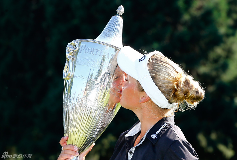 深情亲吻大满贯奖杯梦想成真的动人瞬间