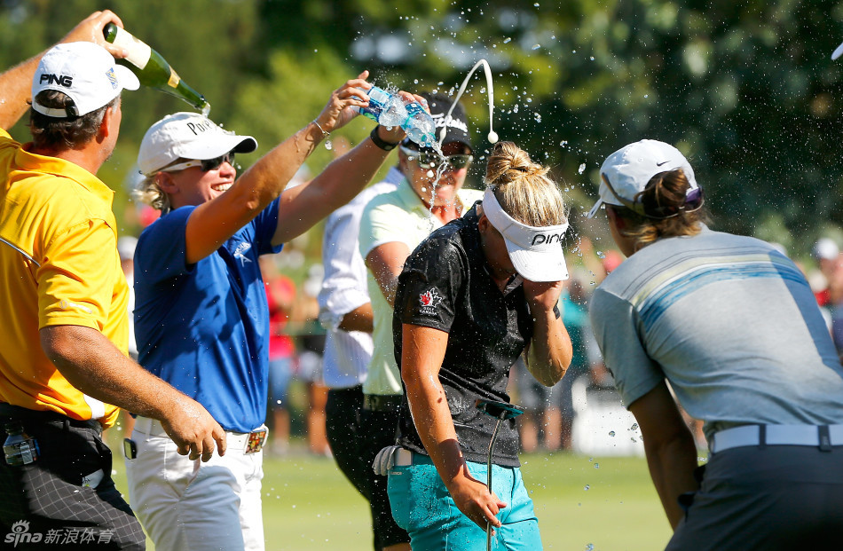 沙坑救球展现精湛技术一击将球稳稳送上果岭