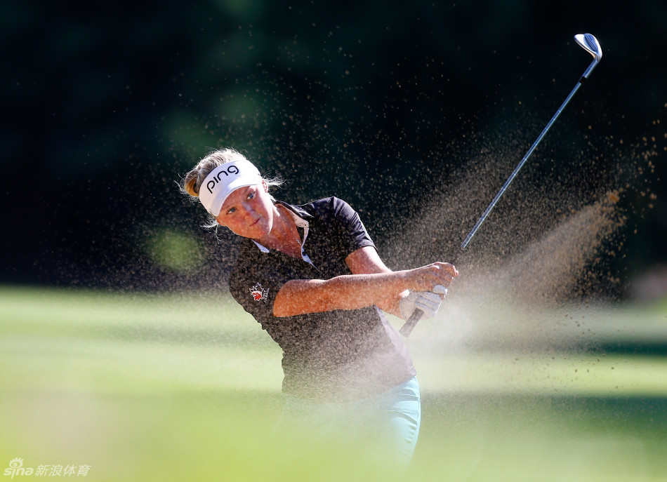 亨德森在果岭上专注推杆，沉稳大气超越年龄