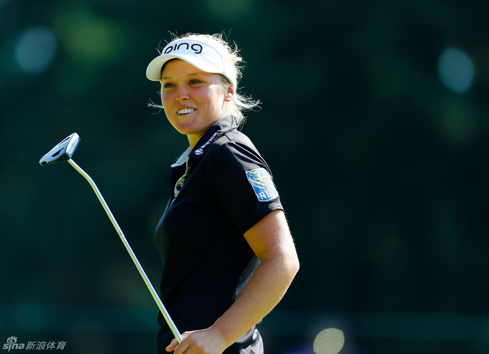 夺冠后向全场观众挥手致意感谢支持