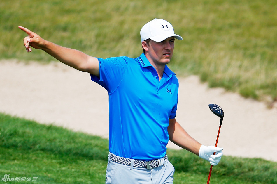 乔丹·斯皮思与杰森·戴伊在球道上并肩同行，两人表情轻松，尽显顶级高手间的相互尊重与友谊