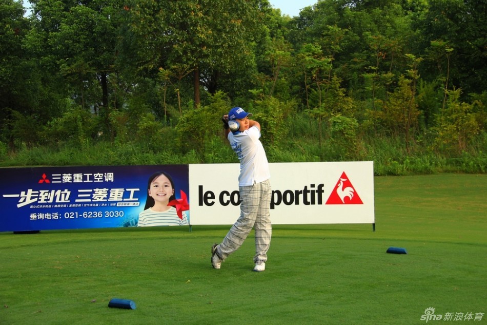 开球时刻：少年选手凝神静气，全力挥出锦标赛的第一杆