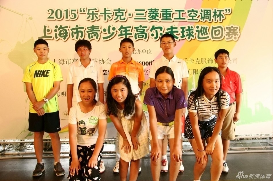 荣耀时刻：获奖少年们手持奖杯与证书，在领奖台上绽放灿烂笑容