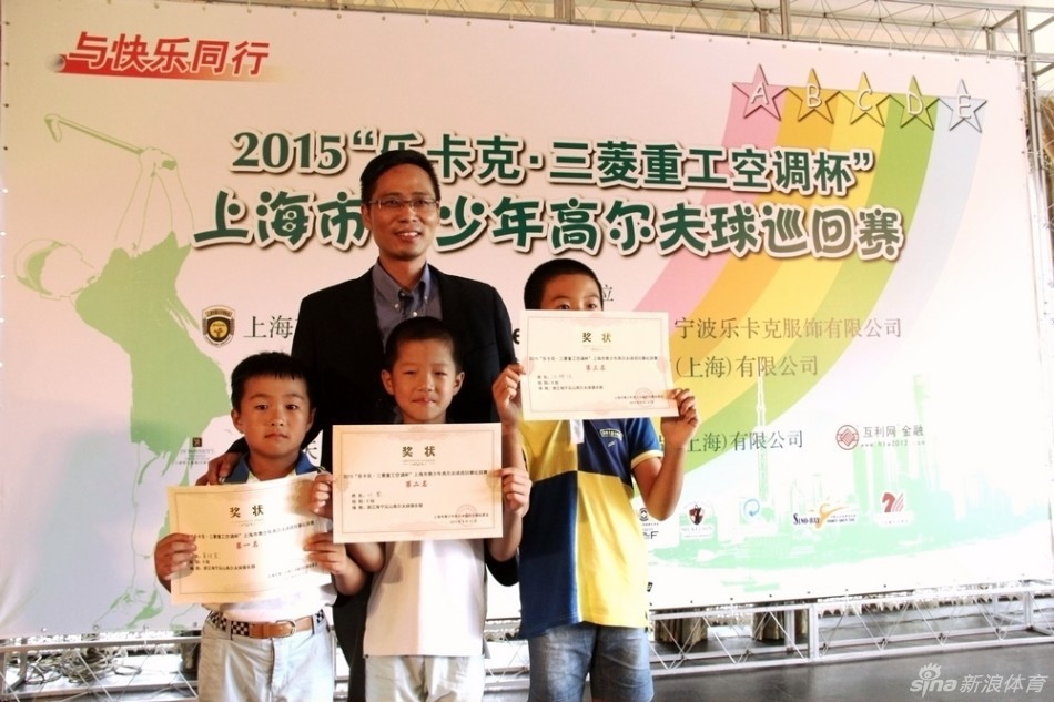 推杆瞬间：少年屏息凝神，完成关键一推，动作标准而专注