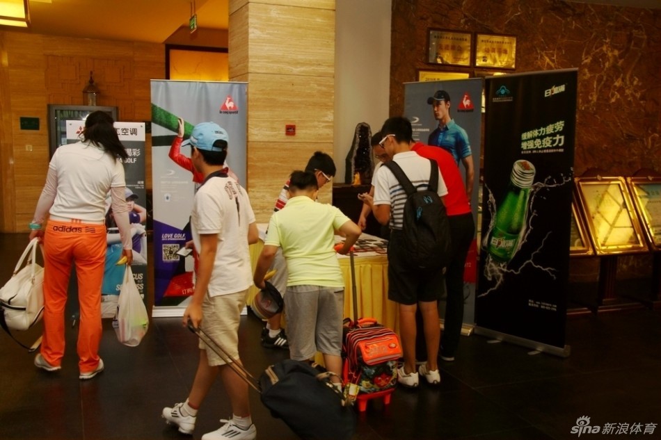 裁判长训话：资深裁判正向小选手们严肃而亲切地讲解比赛规则与礼仪