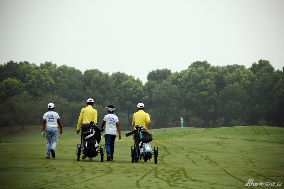 确认成绩：选手与裁判正在认真核对记分卡，体现高尔夫运动的诚信法则