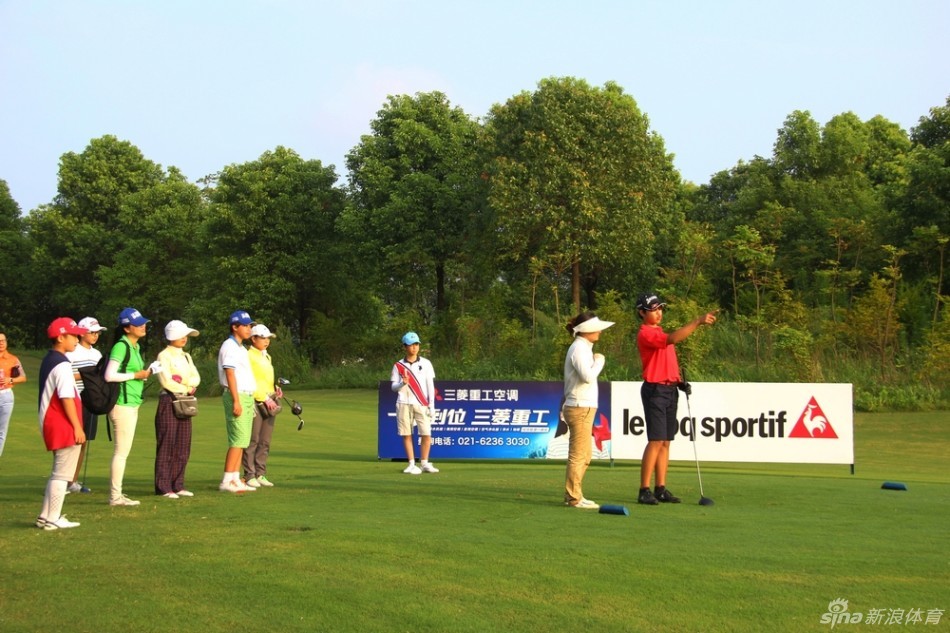 场边守望：家长们聚集在围绳外，神情关切地注视着远处孩子比赛的身影