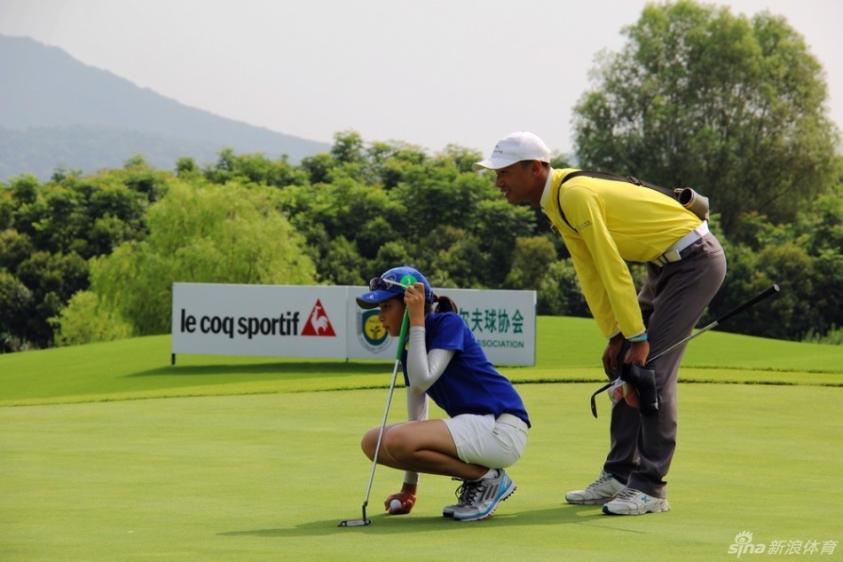 四强风采：男子D组四强选手并肩而立，意气风发，展现体育精神