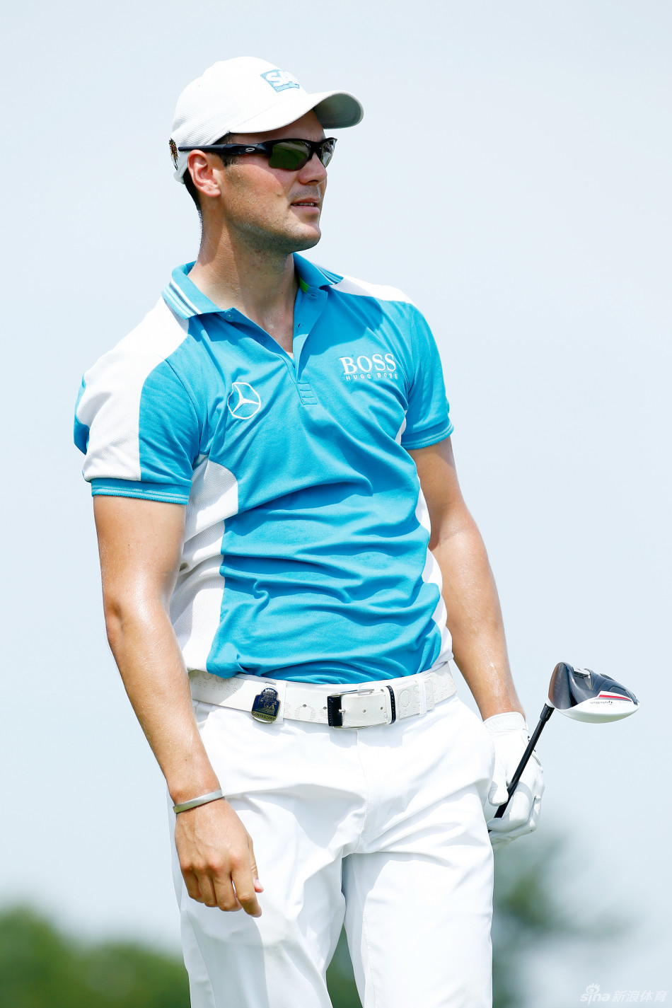 凯梅尔侧身观察球路,阳光下的剪影勾勒出顶级运动员的专注轮廓