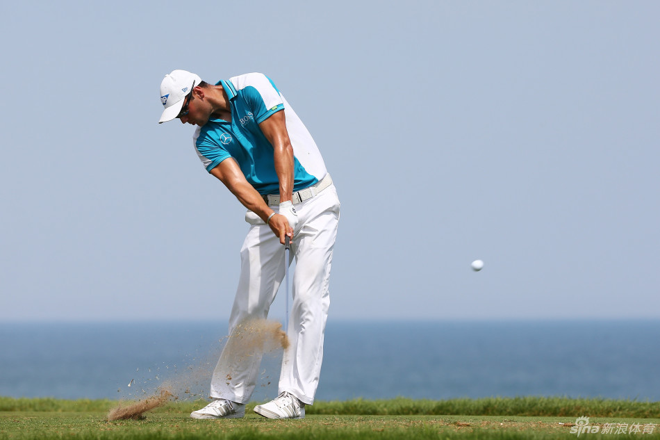 凯梅尔在果岭上屈膝观察球线,神情专注如雕刻家审视作品