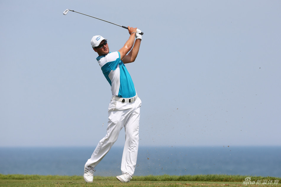 凯梅尔推出关键一推后握拳庆祝,眼中闪烁着胜利的锐利光芒