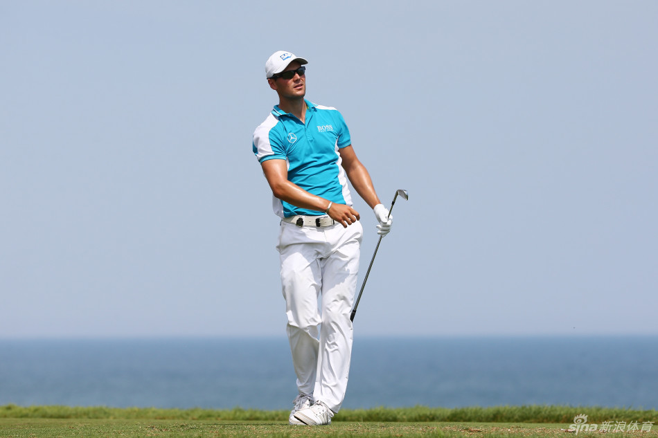 绿意盎然的背景下,凯梅尔凝神准备推击,静止的身影蕴含着爆发的力量