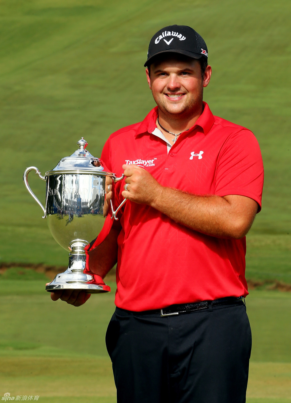 冠军挥杆瞬间，身体完美扭转如绷紧的弓弦，力量与优雅在此刻凝聚于一点